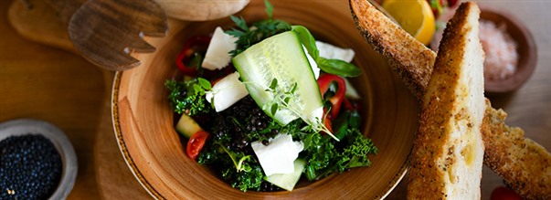 Raikas ja proteiinipitoinen belugalinssisalaatti 