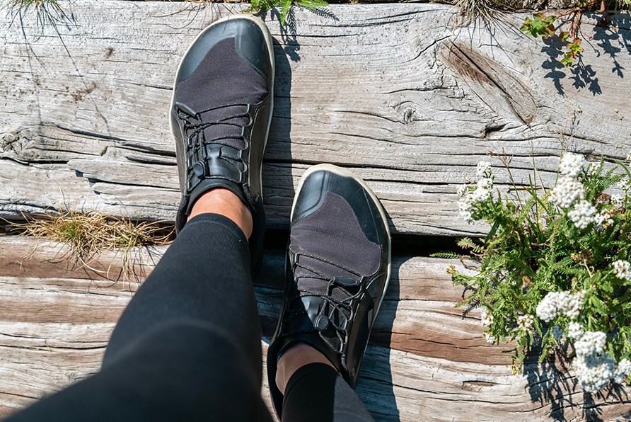 Ylh��lt� kuvattu pari jalkoja paljasjalkakengiss�.