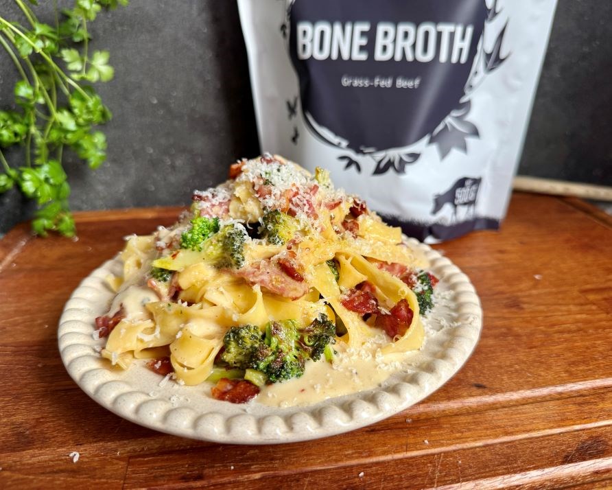 Kalorismartin pekoni-parsakaali one pot -pasta lautasella, valmiina sy�t�v�ksi.