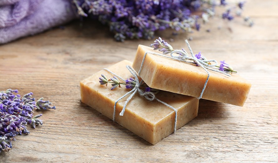 2 palasaippuaa, jossa lahjanaru ja laventelinoksa koristeena.