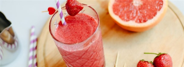 Raikas juoma ruusunmarjajauheella