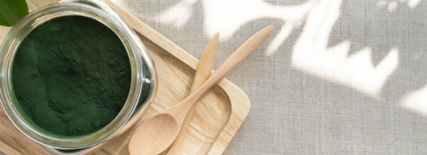 Tee hunajainen kasvonaamio spirulinasta