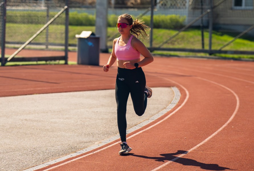 Eliittijuoksija Josefine Johnsson juoksee juoksuradalla.