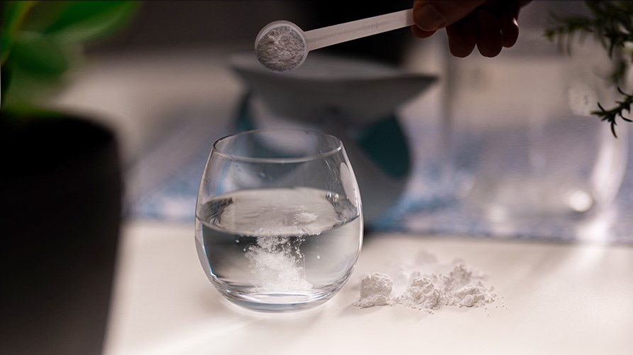 Kreatiinijauhetta sekoitetaan lasilliseen vett
