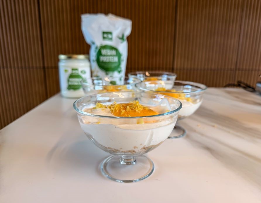 Susanna Jungblomin Lemon Curd -Cheesecake kauniissa lasikulhoissa, p��ll� lemon curdia ja raastettua sitruunankuorta.