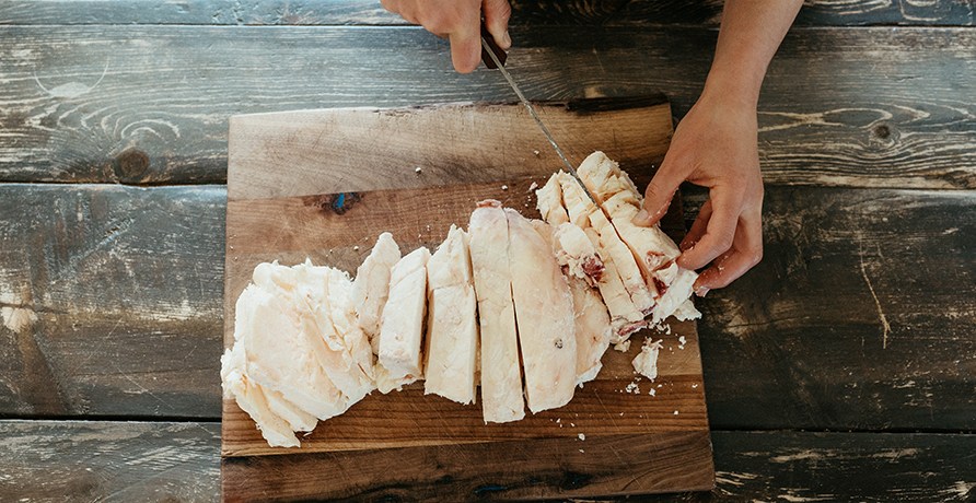 Talia leikataan leikkuulaudalla.