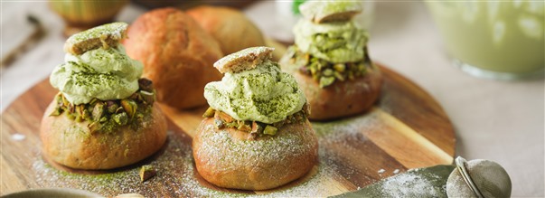 Matcha-laskiaispullat pistaasip�hkin�ill� x Stina Bondeson