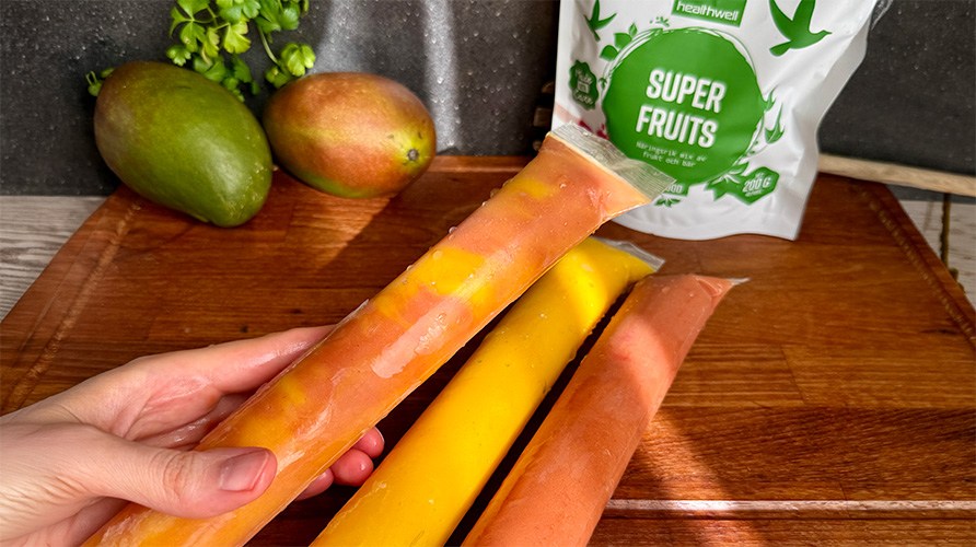 Kotitekoisia sorbettij��tel�it� puualustalla mangojen ja Healthwell Super Fruits -tuotteen kanssa