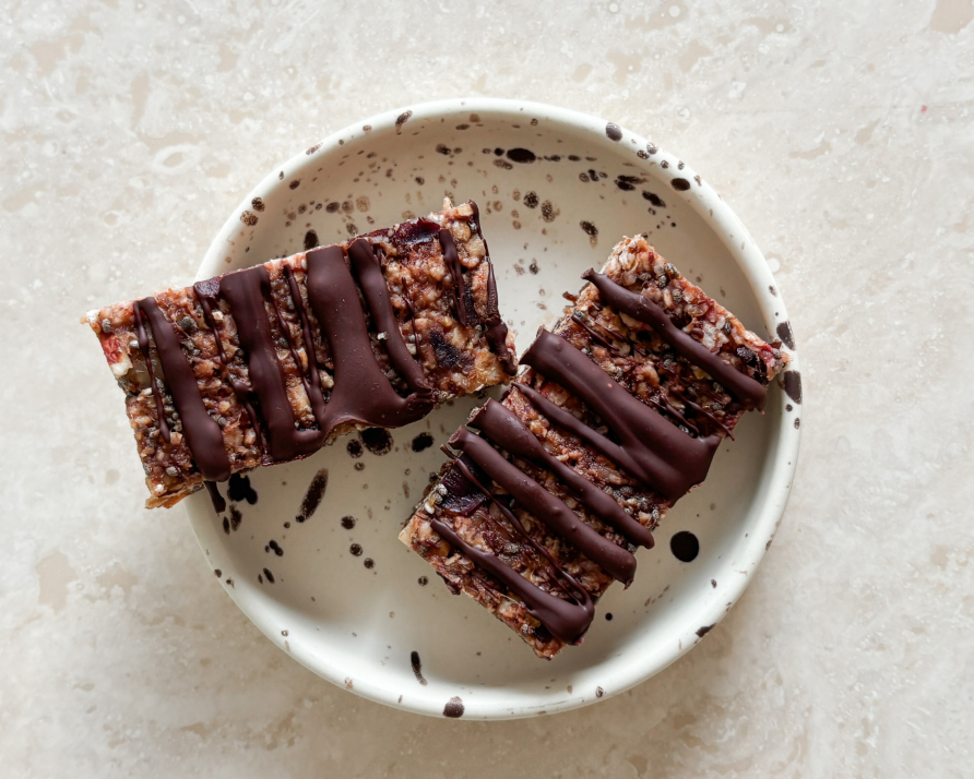 Kaksi valmista superbars-patukkaa kulhossa, valmiina sy�t�v�ksi. 