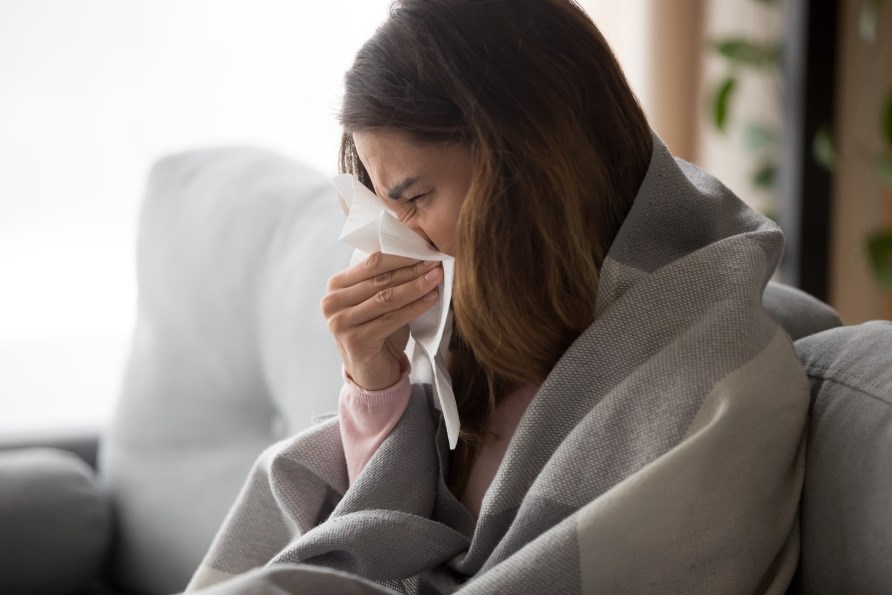 Naisella, jolla on flunssa, on nenliina.